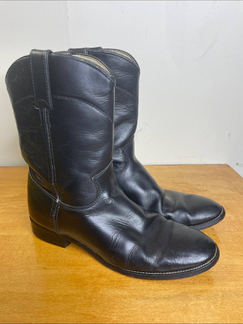 Justin Boots Black Leather Short Western Boots. Size 7.5